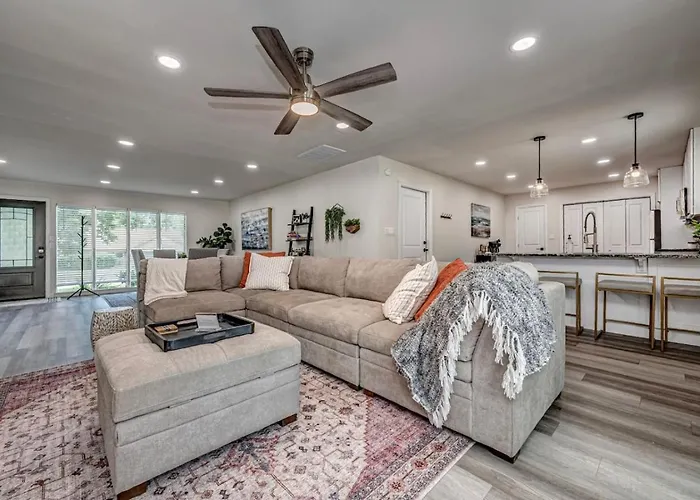 Modern Retreat In The Heart Of With Garage Holiday home *