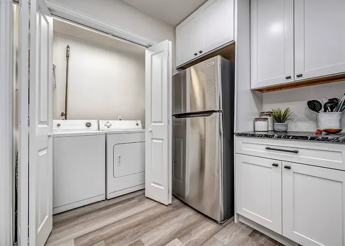 Modern Retreat In The Heart Of With Garage Holiday home *