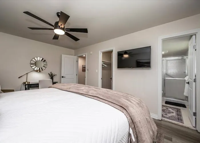 Modern Retreat In The Heart Of With Garage Holiday home Tulsa