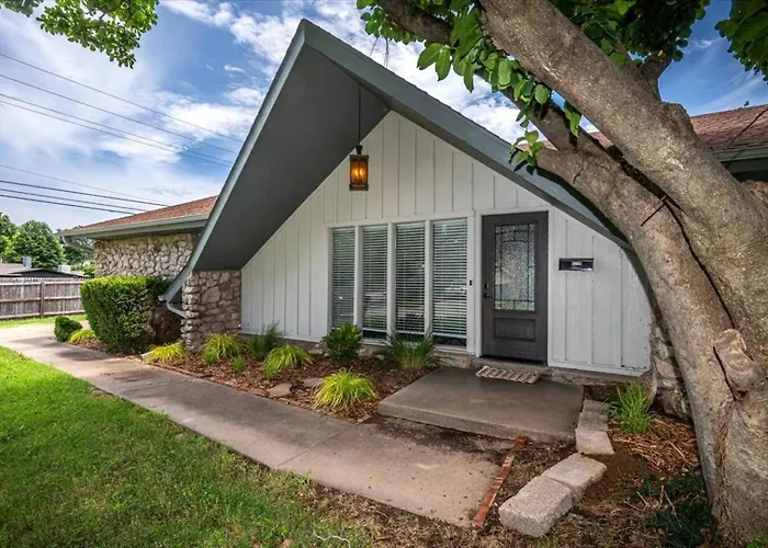 Modern Retreat In The Heart Of With Garage Tulsa